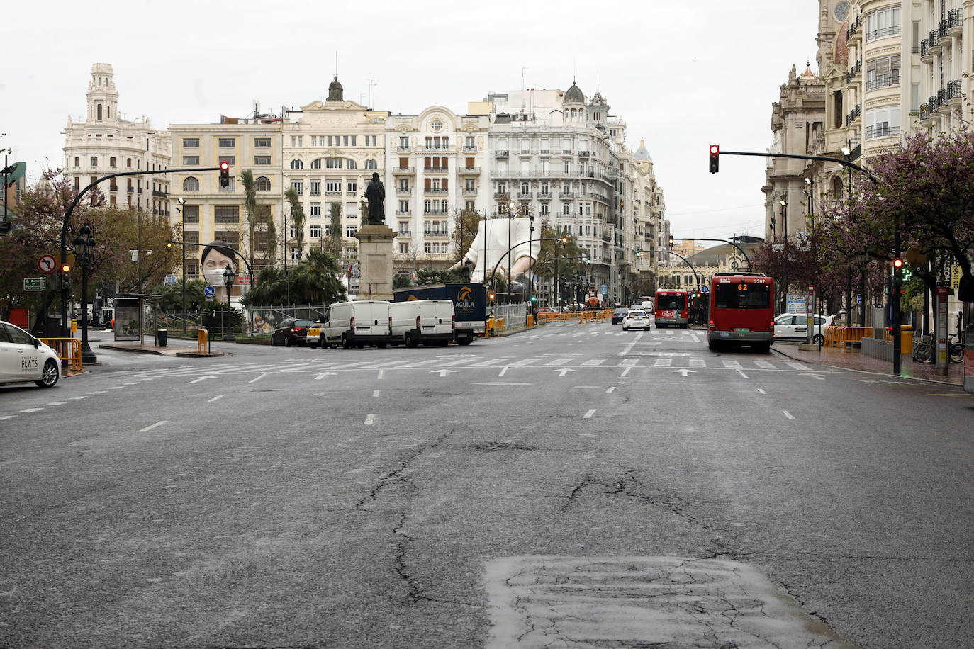 La historia quiso que la plaza del Ayuntamiento hasta 2020 se despidiera vacía de su ciudad. La crisis del coronavirus provocó que la estampa de soledad fuese la última imagen que se tenga de la que hasta el 3 de mayo de 2020 fue la plaza del Ayuntamiento de Valencia.