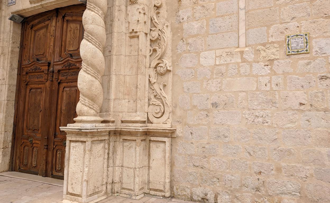 Azulejo que marca la altura que alcanzó el agua en una iglesia de Alzira. 