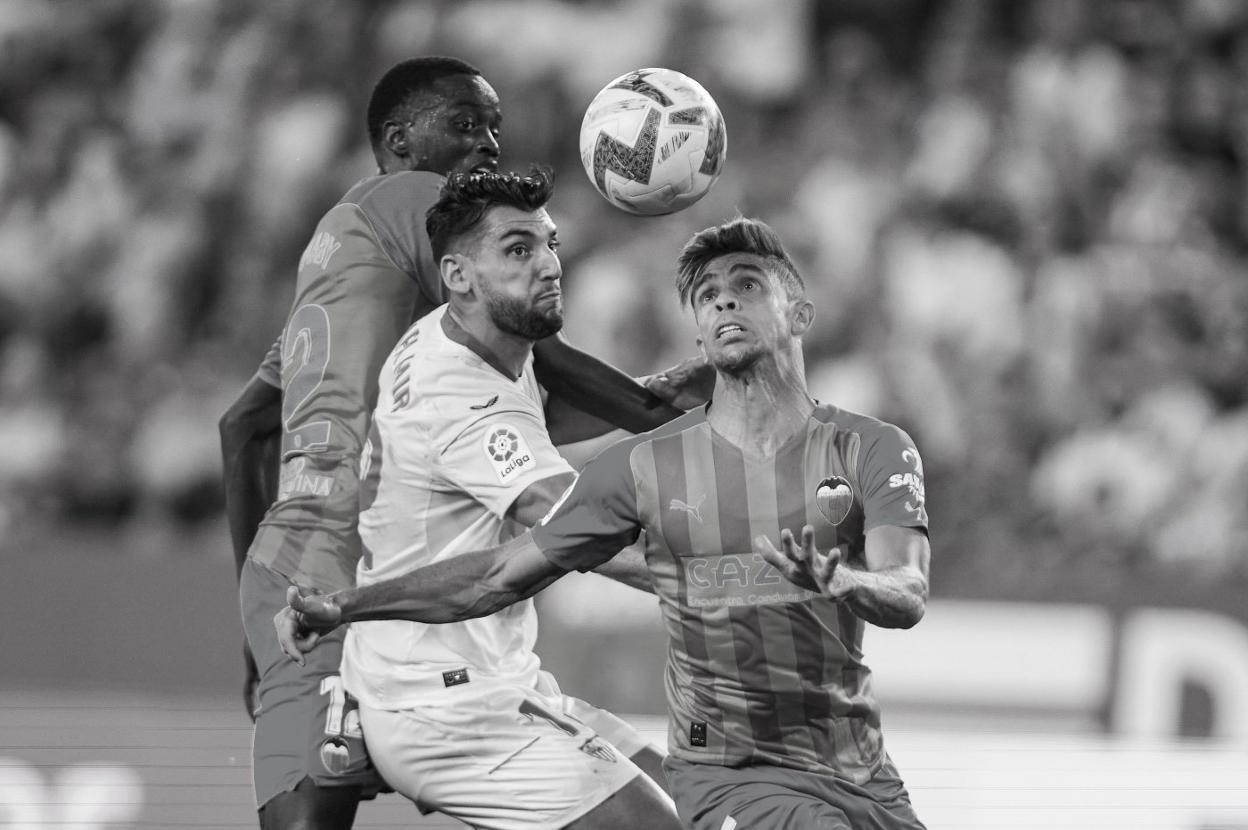 Paulista y Rafa Mir pelean por el balón. ep