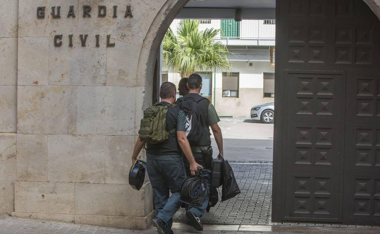 Agentes de la Guardia Civil entran este miércoles en la comandancia de Patraix. 