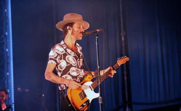 El cantante y compositor Leiva, interpretando una pieza musical