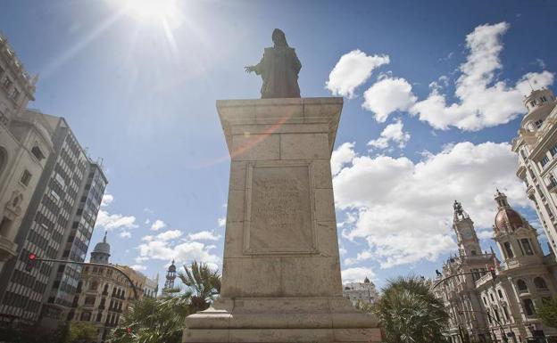 Qué pasará con la estatua de Francesc de Vinatea en la nueva plaza del Ayuntamiento