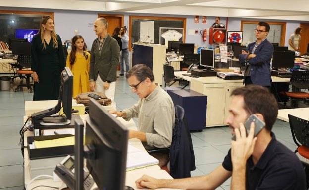 Laura y Paula, en la redacción del periódico de LAS PROVINCIAS. 