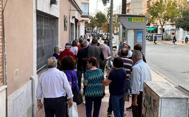 Imagen principal - La recogida de firmas de los populares. 