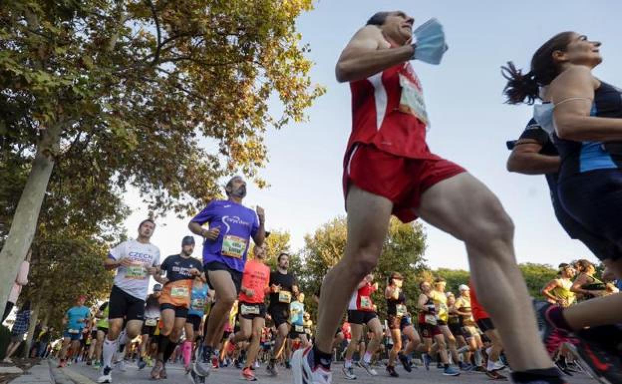 Atletas populares en el Medio Maratón de Valencia. 