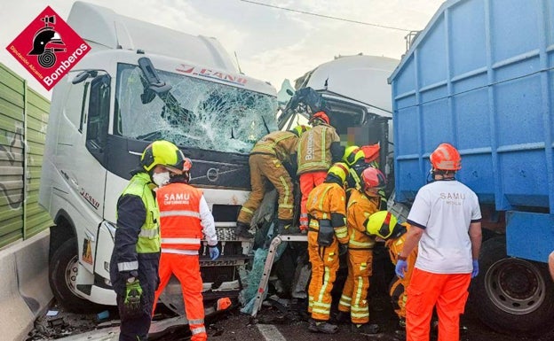 Trece bomberos han participado en la excarcelación de los cuatro heridos. 