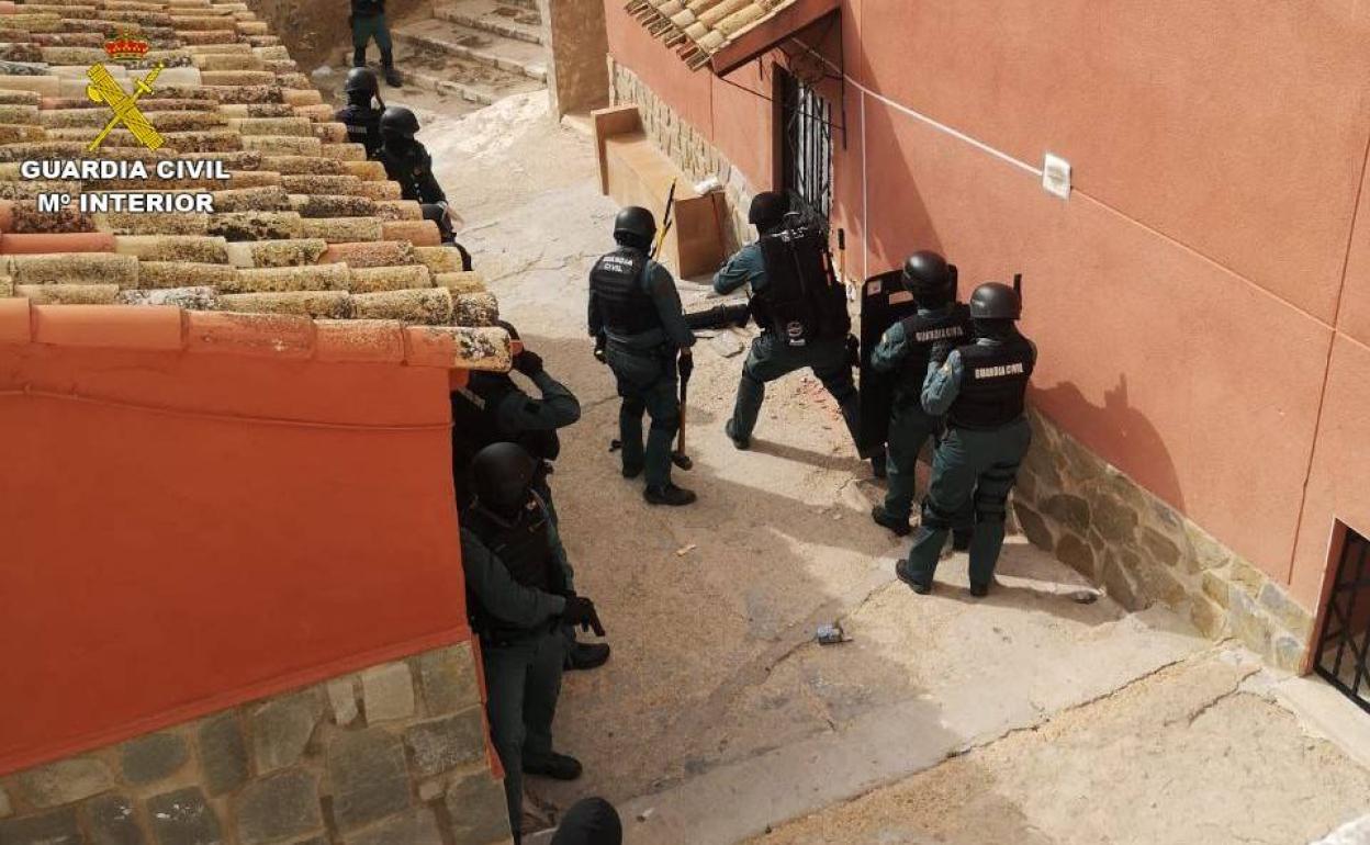 La Guardia Civil llevó a cabo tres registros simultáneos el 5 de octubre en Villena y Petrer. 