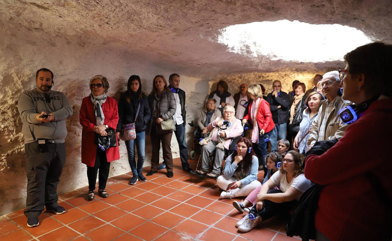 Los participantes en una de las rutas turísticas. 