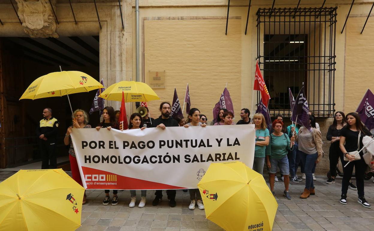 Protesta ante la Conselleria de Igualdad. 