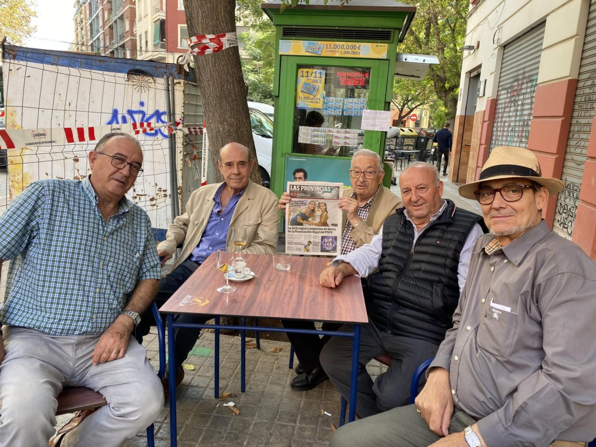 Lugar de encuentro.Santiago y sus amigos se reúnen en el bar de siempre. 