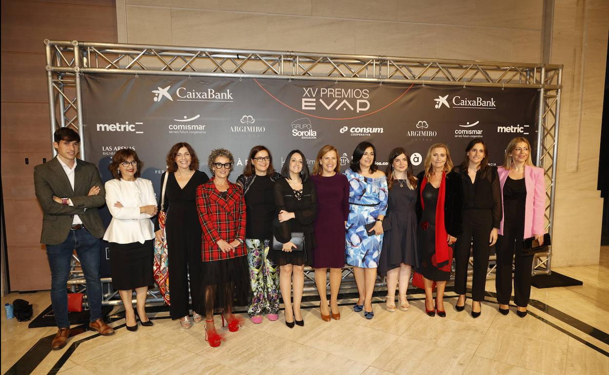 La presidenta de EVAP, Eva Blasco, junto a asistentes a la gala de entrega de premios. 