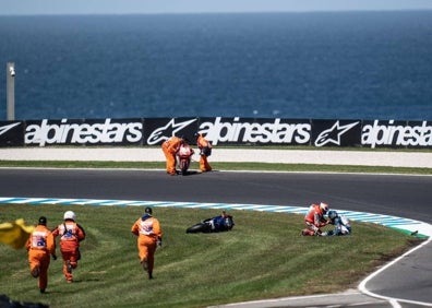 Imagen secundaria 1 - Secuencia del grave accidente sufrido por Jorge Navarro durante el GP de Australia. 