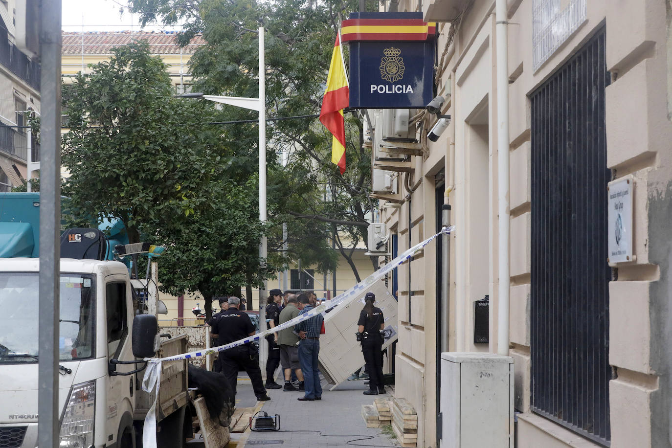 Desalojo de la comisaría del Maritimo en Valencia por riesgo de derribo