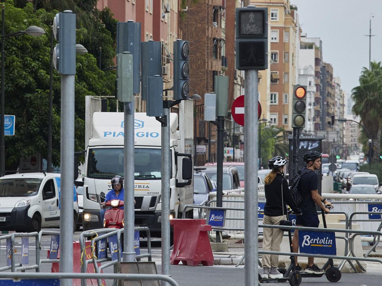 Algunos de los semáforos colocados para la nueva regulación del cruce, ayer.