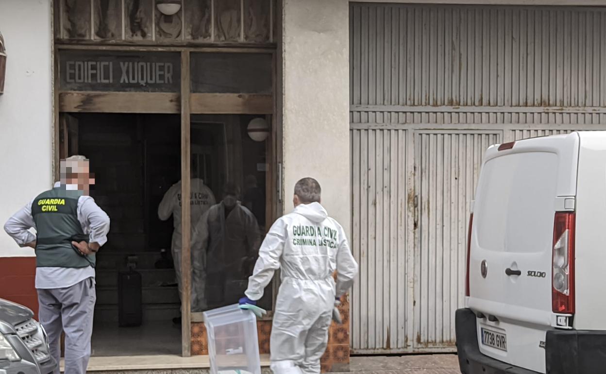 Agentes de la Guardia Civil y de Criminalística en el acceso a la vivienda. 