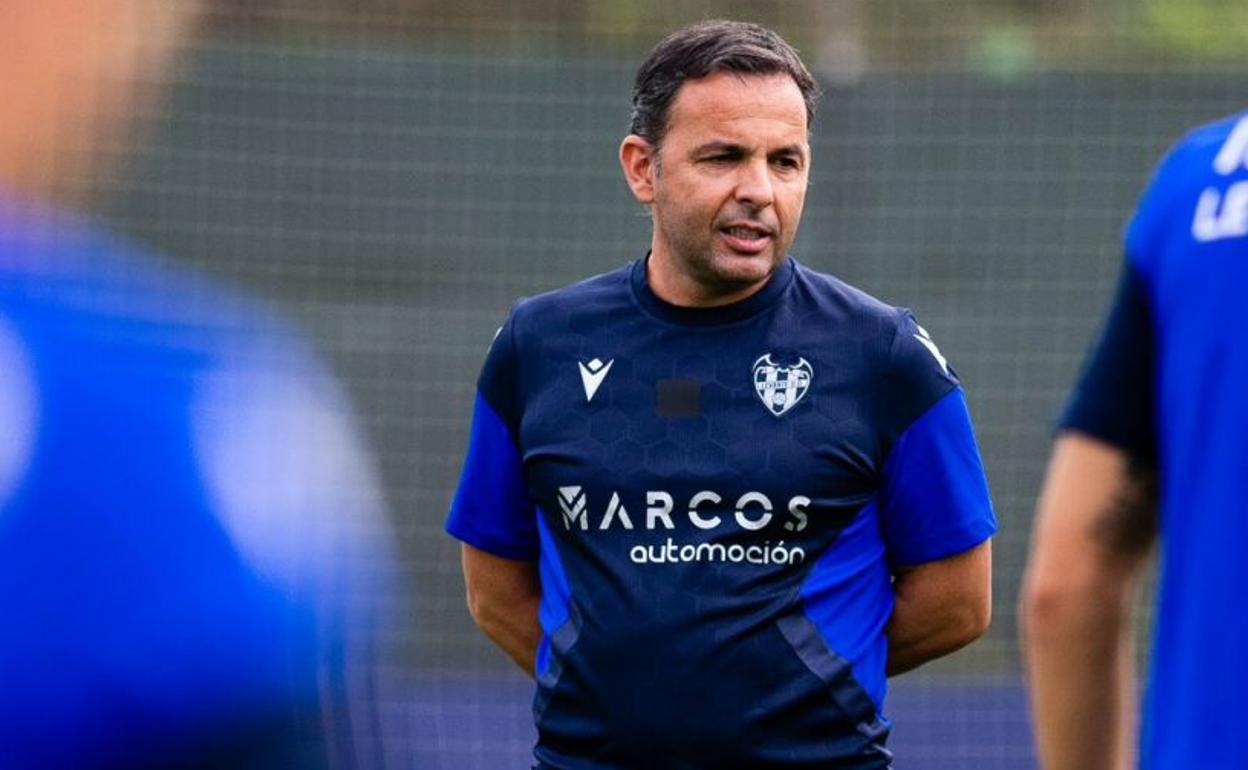 Javier Calleja, en la primera sesión como nuevo técnico 