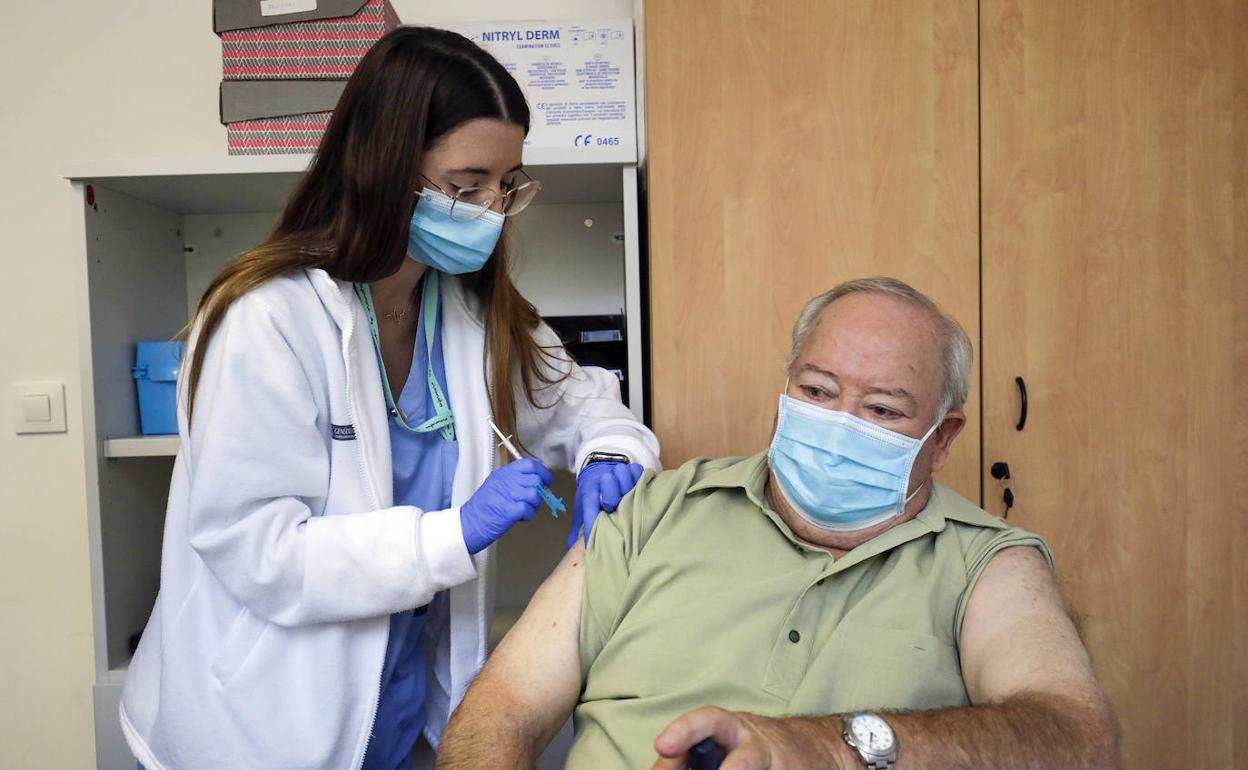 Una persona mayor inoculándose con la cuarta dosis de la vacuna frente al coronavirus.