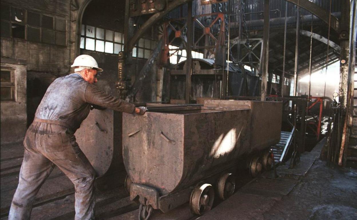 Un trabajador en una mina de carbón. 