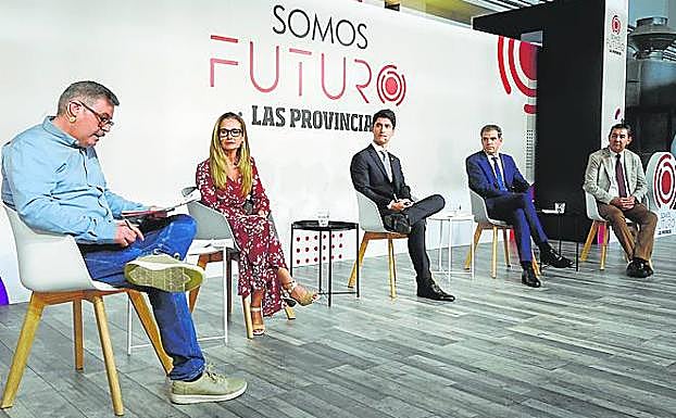 Especialistas. La directora del área clínica de Anestesia y Reanimación del hospital La Fe, el especialista en Cirugía Plástica del Doctor Peset, el director científico del IVO y el responsable de la unidad de Glaucoma de La Fe.