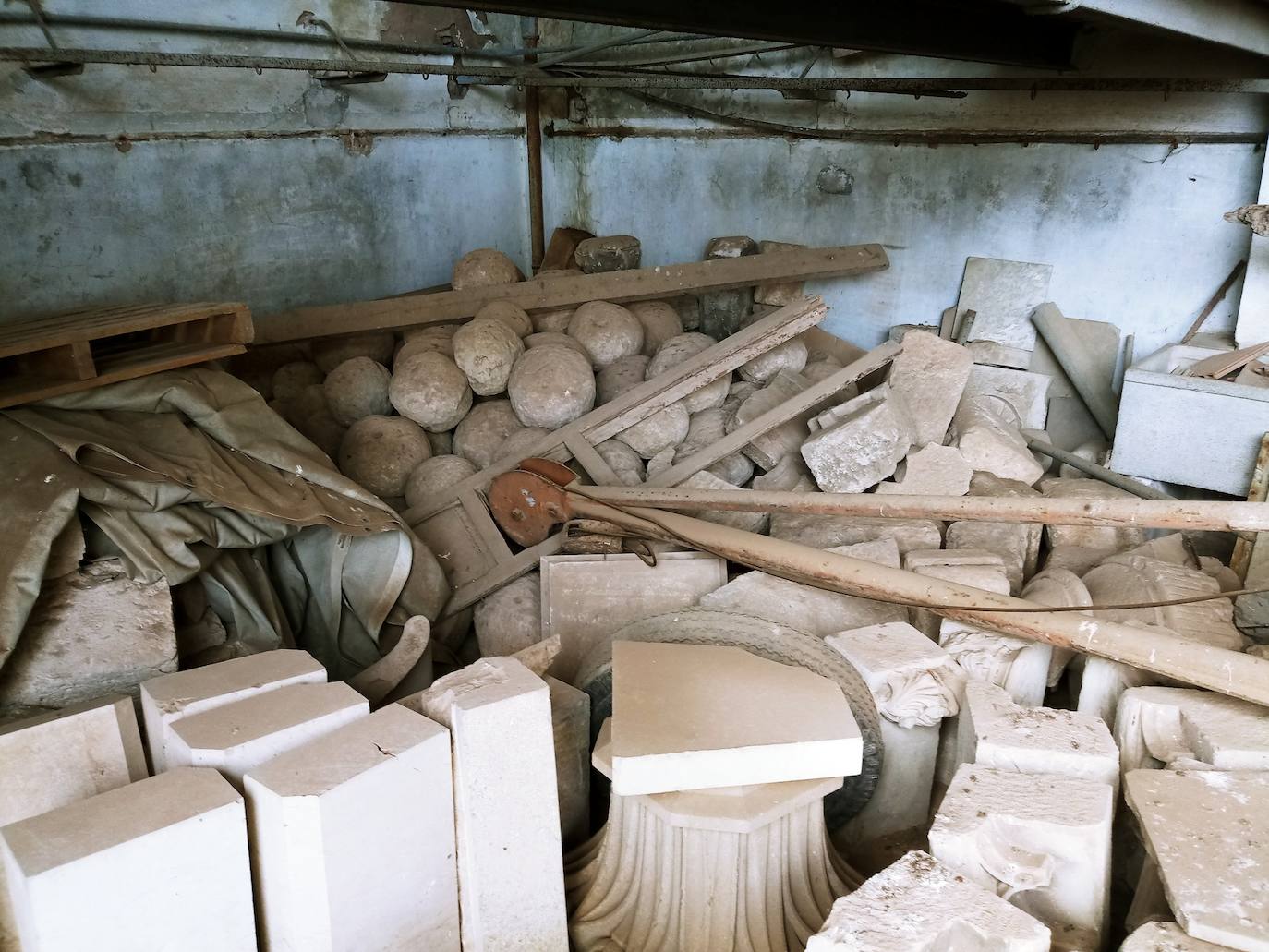 Algunos restos amontonados en el antiguo matadero de Borbotó