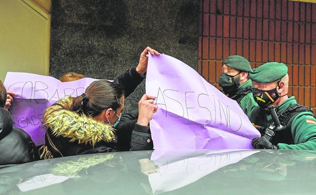 Manifestación. Vecinos de Sueca con pancartas contra el asesino.