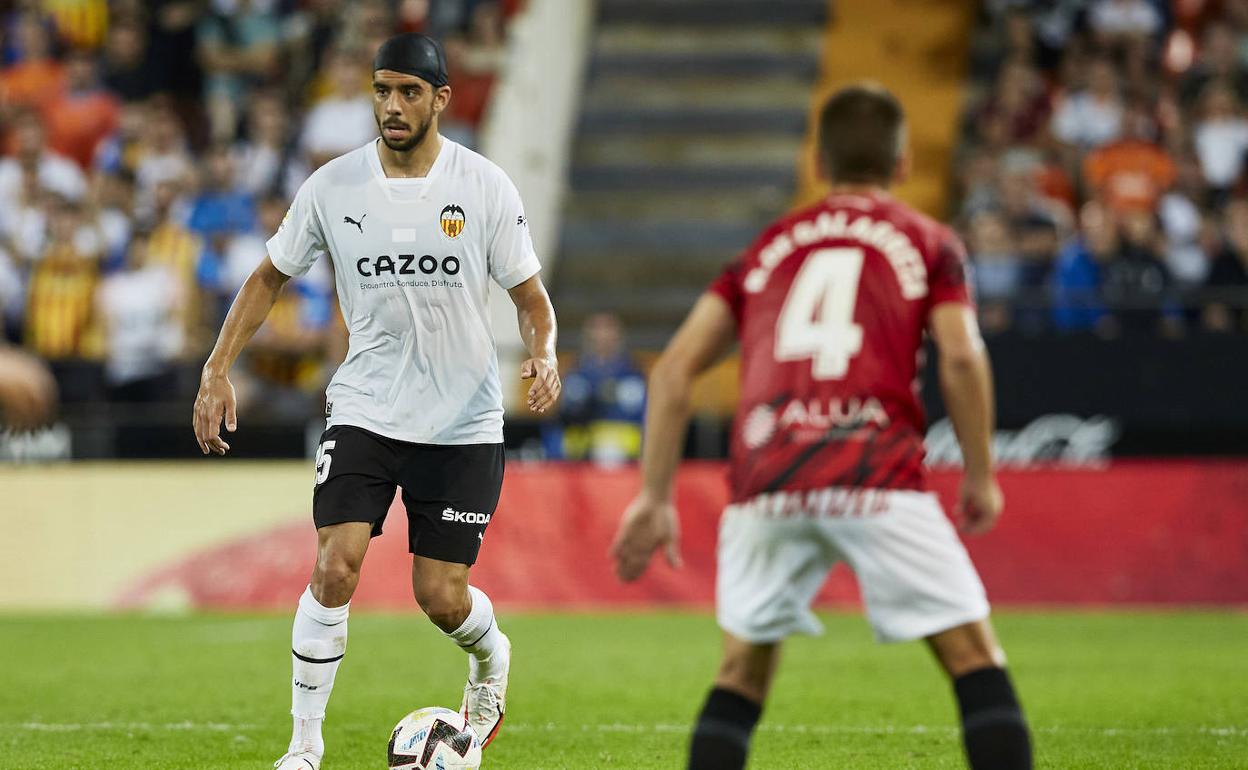 Cenk, con el gorro de protección, controla el balón durante el encuentro contra el Mallorca. 