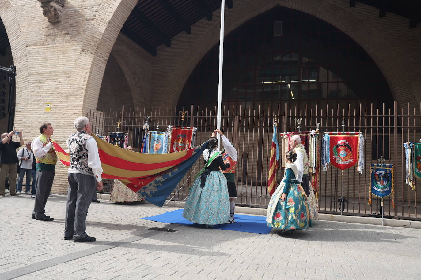 Fotos: El Marítimo homenajea a la Senyera