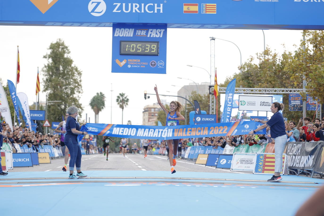 Fotos: Los ganadores del Medio Maratón de Valencia cruzan la línea de meta