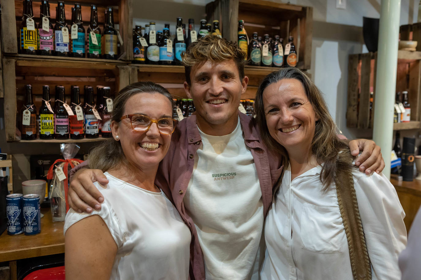 Javi Postigo, con  sus profesoras del  colegio Domus.