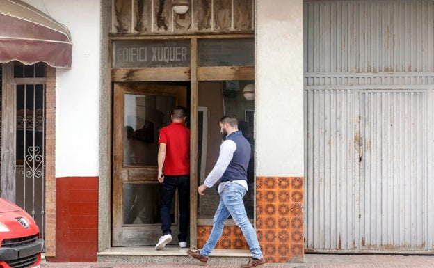 Agentes de criminalística entrando en el edificio este lunes. 