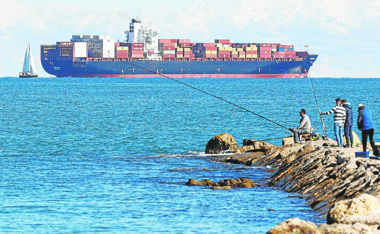 Un portacontenedores en el puerto de Valencia. 