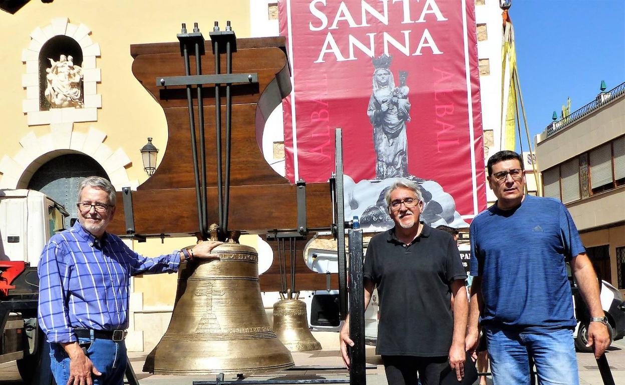 El alcalde, Ramón Marí, el concejal, Tino Moreno, y el párroco, Engraci Bataller. 