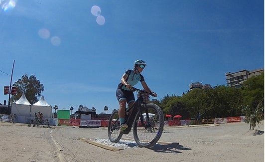 Una mujer practica ciclismo durante la feria de la bicicleta. 