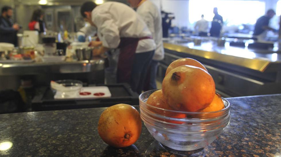 Concurso de cocina con granada mollar en un restaruante ilicitano.