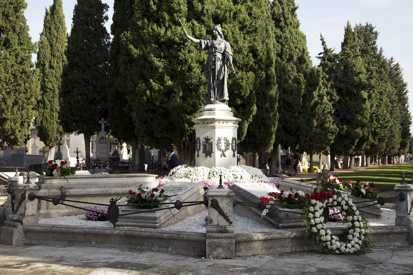 En Valladolid (Castilla y León) encontramos un espacio desconocido para la mayoría de vallisoletanos y vallisoletanas, además también para aquellos que visitan la ciudad. Este es el camposanto del Carmen, el cual nos ofrece un excelente recorrido histórico y cultural que nos ayudará a entender un poco mejor la historia de la ciudad gracias a visitas guiadas hechas por voluntarios. 