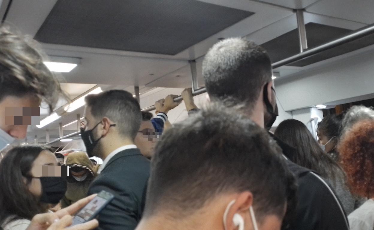 Interior de uno de los vagones del tren de la línea C2 a Valencia este lunes en una de las horas punta. 