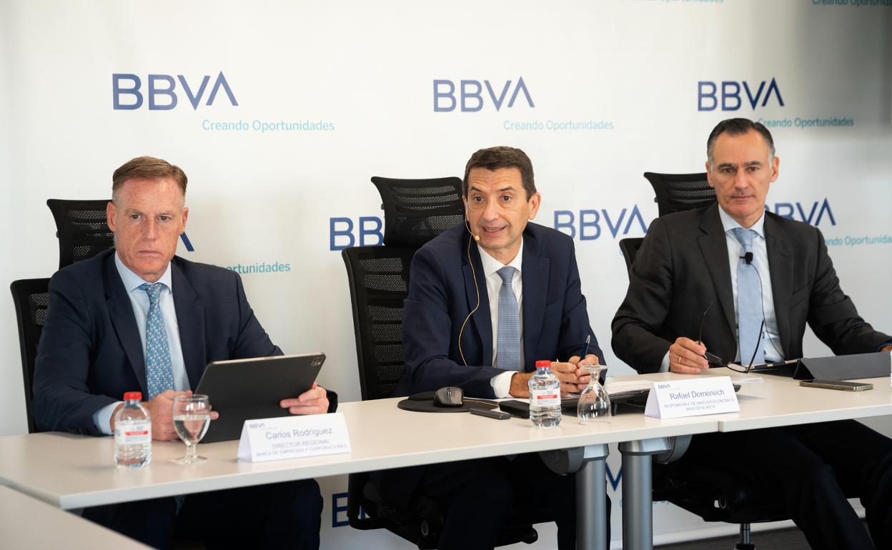 Carlos Rodríguez, director regional Este de BBVA; Rafael Domenech, responsable de análisis económico de BBVA Research; y David Conde, Director Territorial Este de BBVA. 