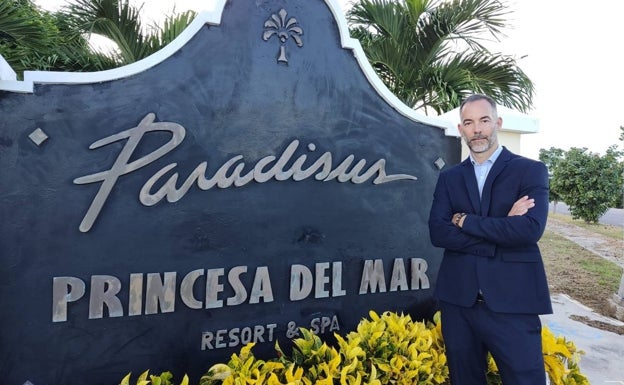 Imagen principal - Manuel Molina, de camarero en Valencia a director de un resort de lujo en Cuba