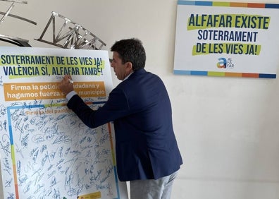 Imagen secundaria 1 - Carlos Mazón deja su firma por el soterramiento. 