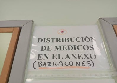 Imagen secundaria 1 - Los carteles en el centro de salud auxiliar. 