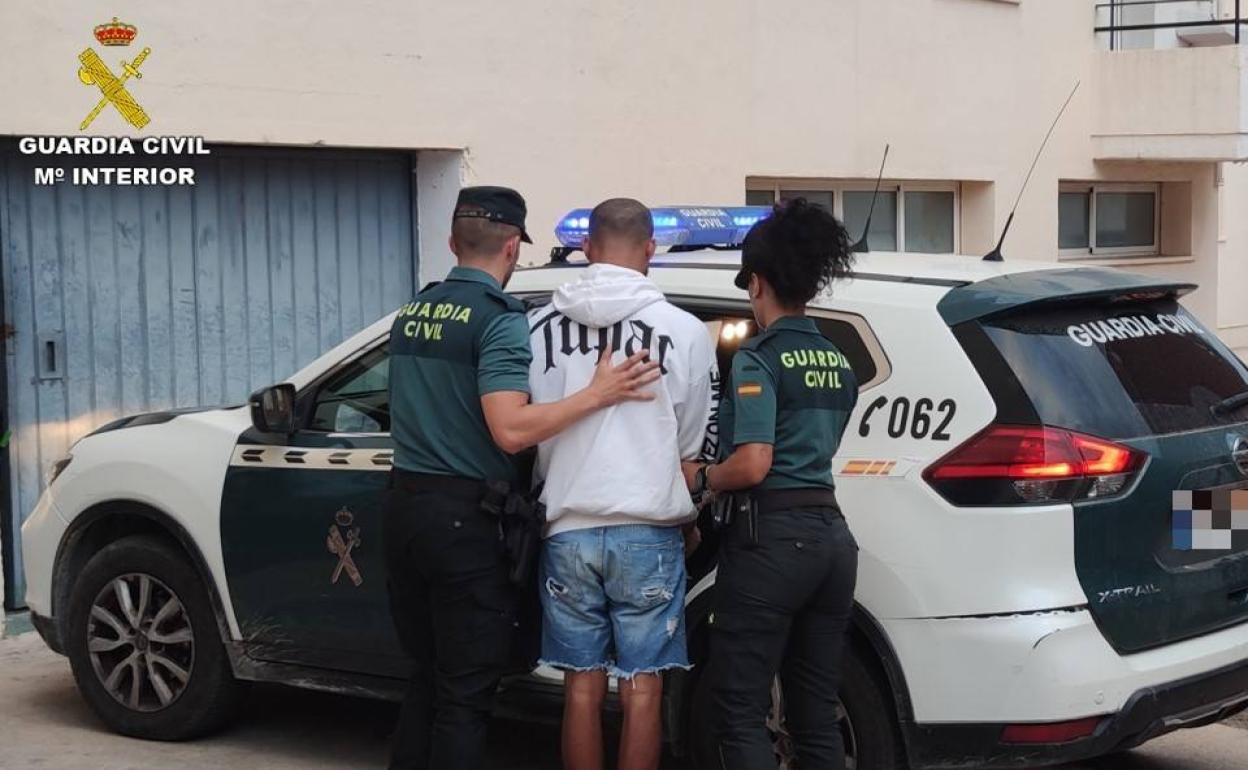 Momento en el que los agentes de la Benemérita proceden a una de las detenciones. 