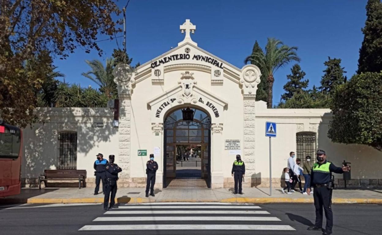 Fachada principal de acceso al cementerio de Alicante. 