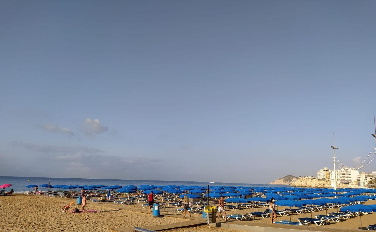 Imagen de la playa de Levante de Benidorm a finales del presente mes de octubre