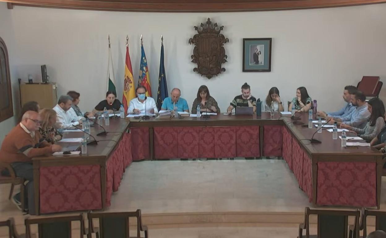 Un momento del pleno de la corporación municipal de Canals. 