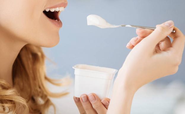 Por qué no debes tirar el líquido del yogur