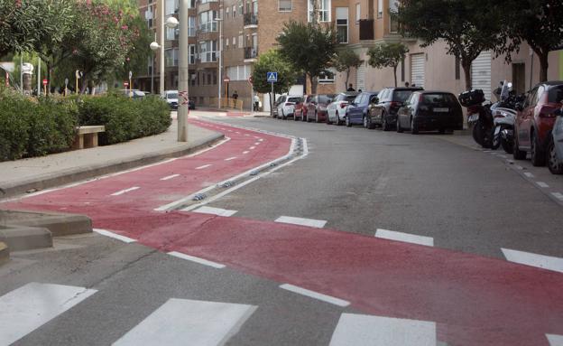 Imagen principal - Carril bici de Paiporta | De carril bici absurdo a chapuza