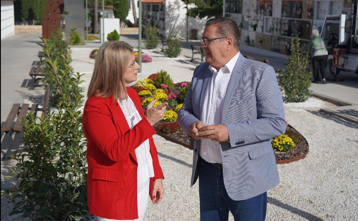 Los concejales de Cementerio, Mercedes Pastor, y Servicios Municipales, Manuel Cuesta, en el camposanto. 