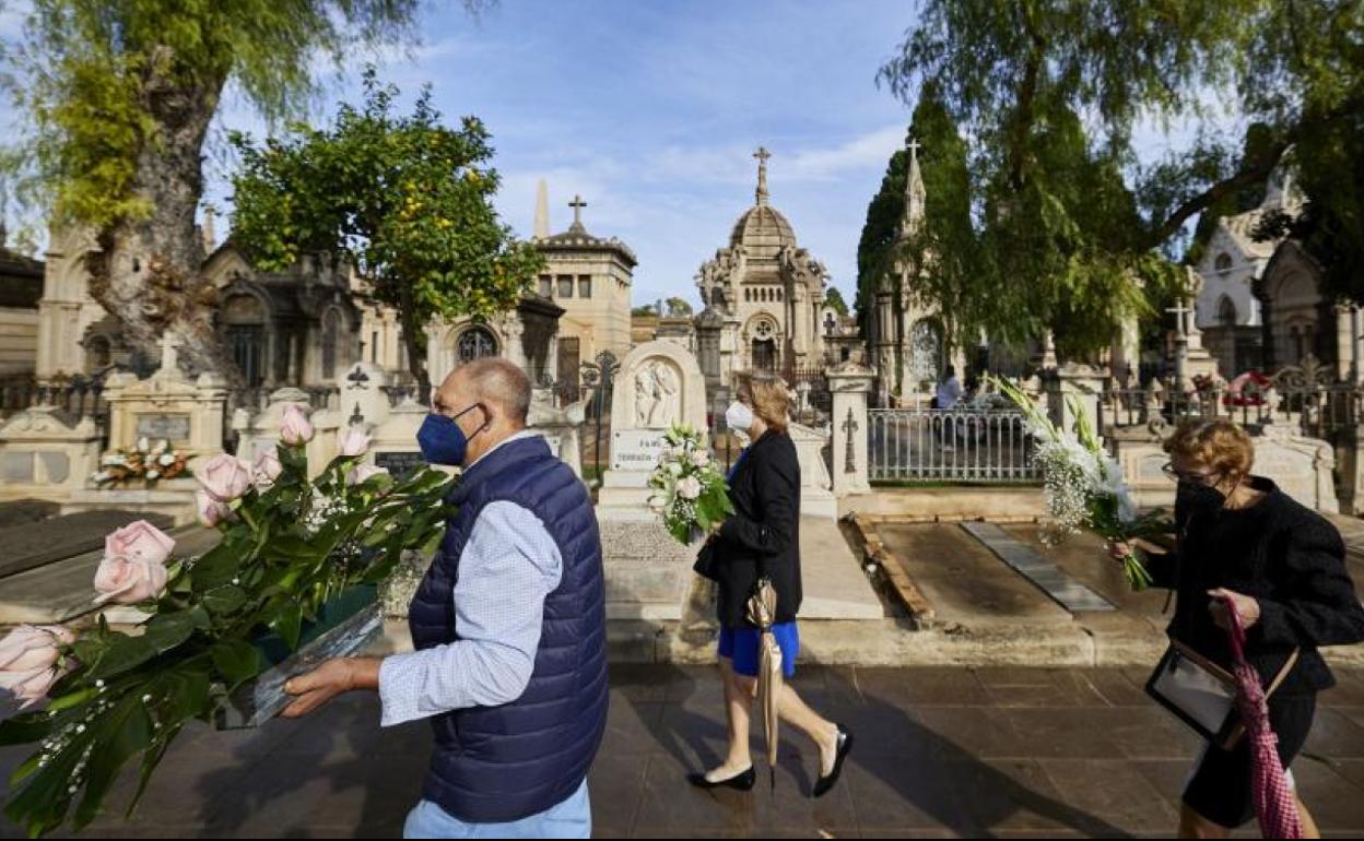 El cementerio de Valencia, visitado durante la pandemia. 