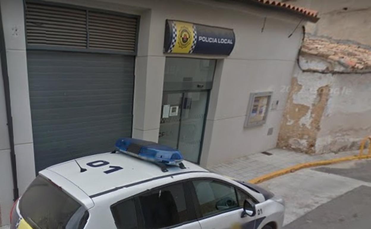 Un agente de la Policía Local de Navarrés interceptó el vehículo de los ladrones. 