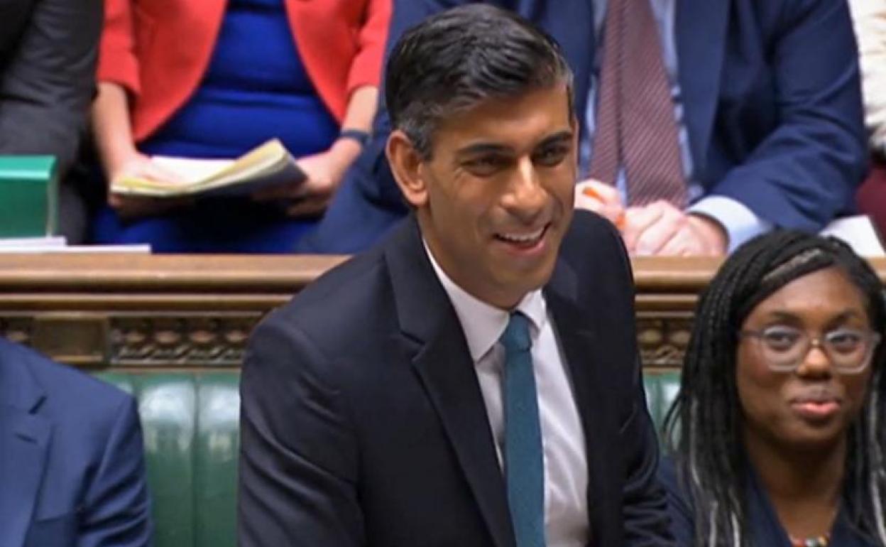 El nuevo primer ministro británico, Rishi Sunak, interviene en el Parlamento. 